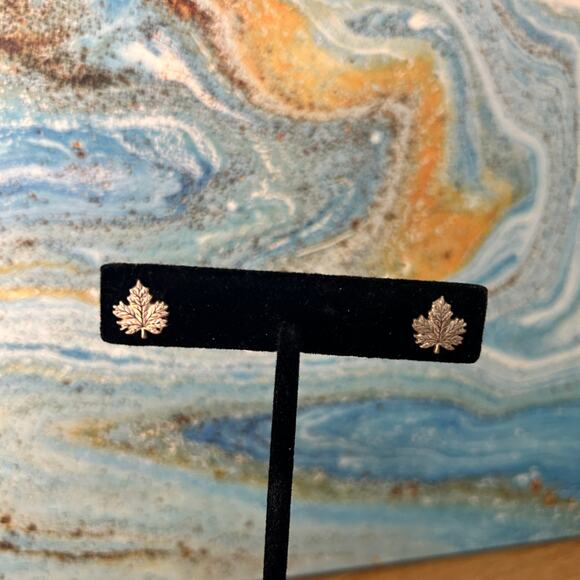 Vintage Maple Leaf Earrings - Picture 2 of 4